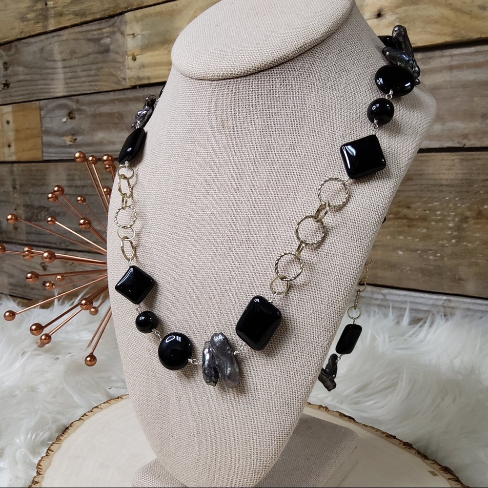 Black & Pearlescent Necklace - Picture 3 of 3